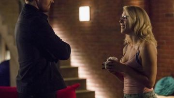 Le top rose de Felicity Smoak (Emily Bett Rickards) dans Arrow S06E03