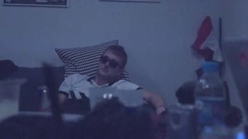 Les lunettes de soleil de VALD dans son clip Trophée