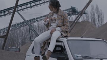 The coat bathrobe Burberry of Ghali in his clip Ricchi Dentro