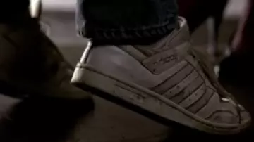 Les sneakers Adidas Originals blanches portées par Axel Foley (Eddie Murphy) dans le film Le flic de Beverly Hills 2