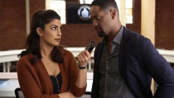 The collar of Alex Parrish (Priyanka Chopra) in Quantico S02E11