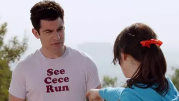 Les t-shirts de la série New Girl:  Winston Schmidt (Max Greenfield) porte un t-shirt "See Cece Run" dans l'épisode 19 de la saison 1