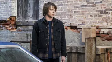 La veste en jean noire de Jonathan Byers (Charles Heaton) dans Stranger Things Saison 2 Episode 6