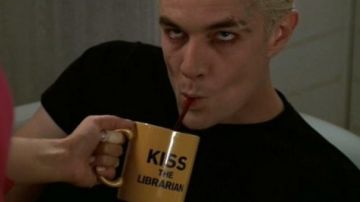 The mug with "Kiss the librarian" Rupert Giles (Anthony Stewart Head) in Buffy the vampire slayer S04E09