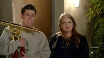 Les looks de New Girl : Winston Schmidt (Max Greenfield) porte un sweatshirt  gris"Frogetaboutit" dans l'épisode 24 de la saison 2