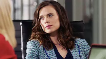 Le col­lier tri­angle de Hayes Mor­ri­son (Hay­ley At­well) dans Convic­tion S01E05