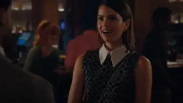 Robe portée par Carrie (Shelley Hennig) comme vu Lors de notre Première rencontre