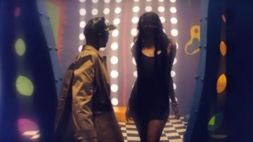 Cap camo BAPE of Chris Brown in her video clip Little More
