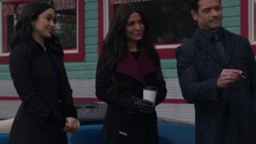 Le manteau noir à revers bordeaux de Hermione Lodge (Marisol Nichols) dans Riverdale S02E17