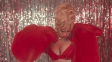Red Agent Provocateur Bra usado por Cardi B en el videoclip de Bartier Cardi