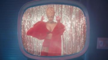 Cinturón de liga roja Agent Provocateur de Cardi B en el clip Bartier Cardi