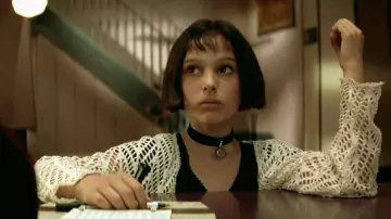 Le collier choker à pendentif soleil porté par Mathilda Lando (Natalie Portman) dans le film Léon