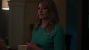 Suéter de pedrería turquesa de Alice Cooper (Mädchen Amick) en Riverdale S02E17