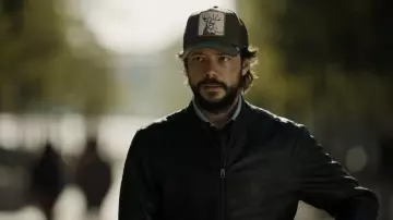 The cap of El Professor Salva Martín (Álvaro Dead) in The Casa de Papel S01E08