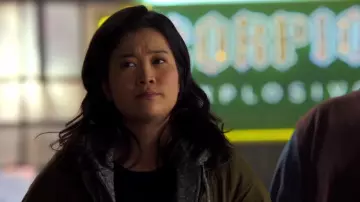 La veste kaki de Happy Quinn (Jadyn Wong) dans Scorpion S04E07