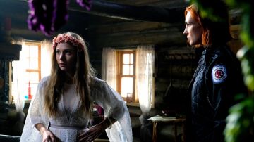 El vestido blanco de Waverly Earp (Dominique Provost-Chalkley) en Wynonna Earp S02E11