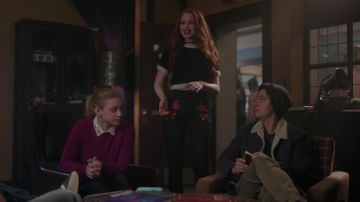 Le pantalon brodé de roses de Cheryl Blossom (Madelaine Petsch) dans Riverdale S02E14