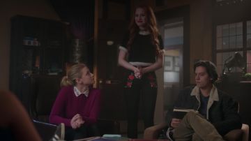 Le pantalon à fleurs de Cheryl Blossom (Madelaine Petsch) dans Riverdale S02E14