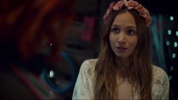 El vestido blanco de Waverly Earp (Dominique Provost-Chalkley) en Wynonna Earp S02E11