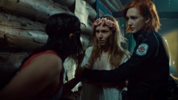 El vestido blanco de Waverly Earp (Dominique Provost-Chalkley) en Wynonna Earp S02E11