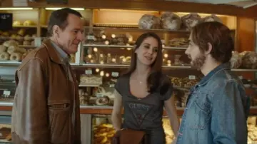 Le t-shirt échancré gris Guess de Amber (Alison Brie) dans The Disaster Artist