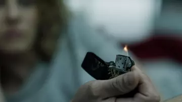 The lighter Zippo lighter with scorpion of Denver (Jaime Lorente López) in The Casa de Papel S01E11