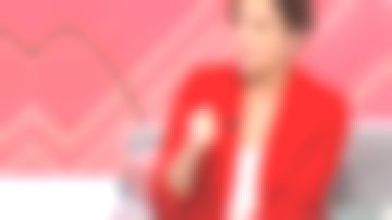 Chaqueta de traje rojo de encaje extraíble de Faustine Bollaert en It Starts Today del 04/04/2018