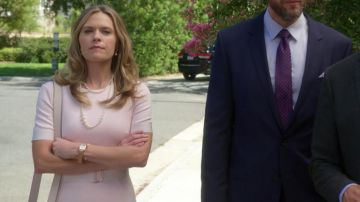 La robe crème cintrée de Christa (Maggie Lawson) dans Santa Clarita Diet S02E02