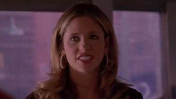 The earrings creole of Buffy Summers (Sarah Michelle Gellar) in Buffy the vampire slayer S06E10