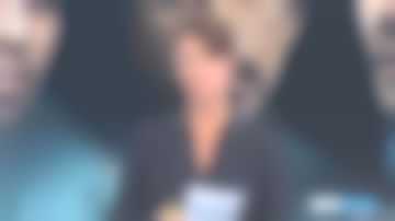 La chemise encolure sertie de petits bijoux de Carole Gaessler dans Le 19/20 du 29/03/2018