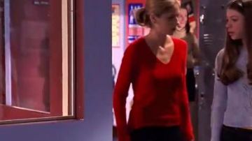 The sweater red v-neck Buffy Summers (Sarah Michelle Gellar) in Buffy the vampire slayer S06E10