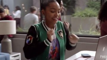 Chaqueta de escudo de armas negra y verde de Zoey Johnson (Yara Shahidi) en S01E08
