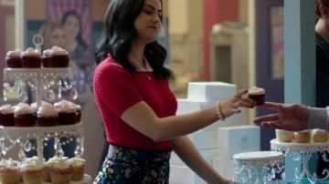 La jupe portefeuille en satin fleuri de Veronica lodge( Camila Mendés) dans Riverdale S2E16
