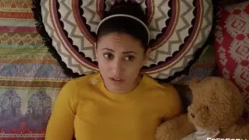 Le pull moutarde avec boutons sur les manches porté par Ana Torres (Francia Raisa) dans Grown-ish S01E08