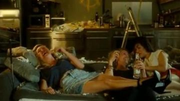 The denim skirt Rose (Julie Ferrier) in Never the first night