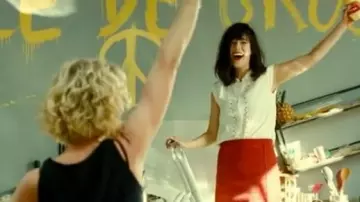 El top blanco de Louise (Mélanie Doutey) en Jamais le premier soir