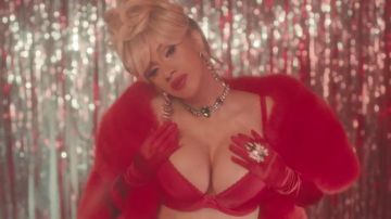 Cardi B's House of Emmanuele Emerald City Thalia collar en el video musical Bartier Cardi (feat. 21 Savage)