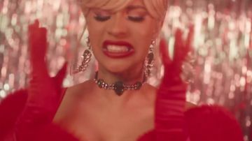 La casa de Emmanuele Emerald Scorpion pendientes de Cardi B en el videoclip Bartier Cardi (feat. 21 Savage)