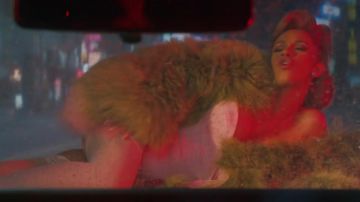 El abrigo verde y rosa de David Ferreira en lana mongola de Cardi B en su videoclip Bartier Cardi (feat. 21 Savage)