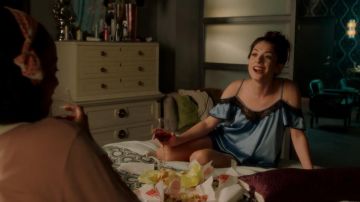 El top de pijama de satén azul de Alexis Glenn (Niki Koss) en Famous in Love S02E01