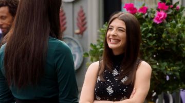 Le top sans manches Cinq à Sept de Alexis Glenn (Niki Koss) dans Fa­mous in Love S02E01