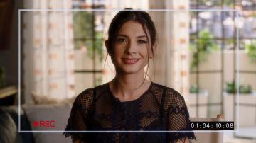 Alexis de Glenn (Niki Koss), de la dentelle chemisier par Jonathan Simkhai comme on le voit dans les Célèbres dans l'Amour 2x02