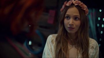 Waverly Earp's (Dominique Provost-Chalkley) vestido victoriano de encaje blanco como se ve en Wynonna Earp 2x11