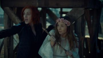 Waverly Earp's (Dominique Provost-Chalkley) Ruffle Lace Appliqué Trumpet Gown como se ve en Wynonna Earp 2x11