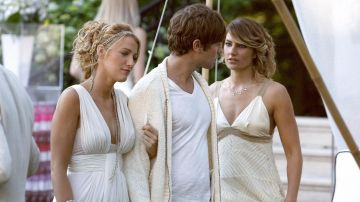 La robe de bal blanche Oscar de la Renta de Serena Van der Woodsen (Blake Lively) dans Gossip Girl S02E01