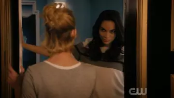 Le top à rayures vertes Equip­ment de Jane Ramos (Rosario Dawson) dans Jane The Virgin S04E14