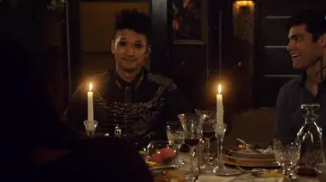 La chemise effet veste militaire portée par Magnus Bane (Harry Shum Jr.) dans Shadowhunters S03E03