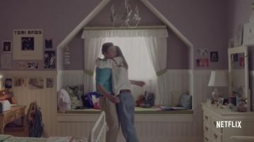 Le pull blanc à bandes de Kate Messner (Peyton Kennedy) dans Everything Sucks! S01E03