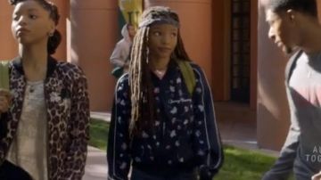 La veste en satin bleu marine brodée portée par Skylar Forster (Halle Bailey) dans Grown-ish S01E10