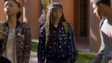La veste en satin bleu marine brodée portée par Skylar Forster (Halle Bailey) dans Grown-ish S01E10